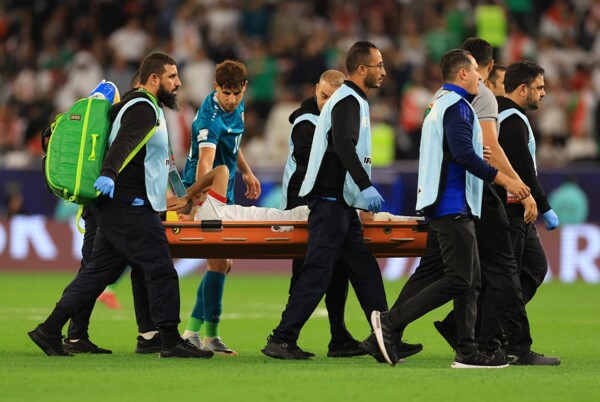 Iraqi player shows concern for injured Jordanian teammate